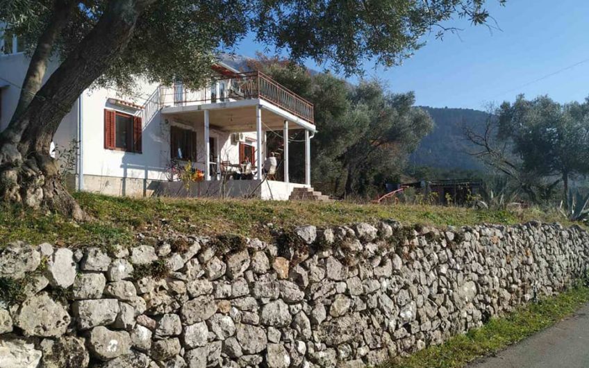 Kuća sa četiri zasebna stana, Kavač, između Kotora i Tivta