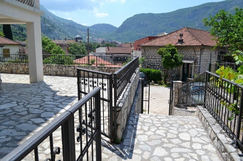 Stan sa dvorištem i velikom terasom u Kotoru