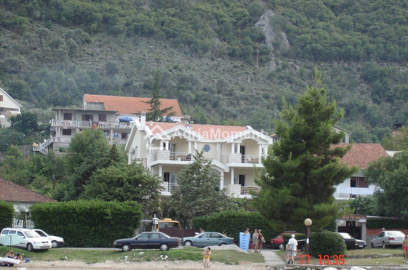 Mini-hotel na 1. liniji sa placem od 2.620 m2. Boka Kotorska