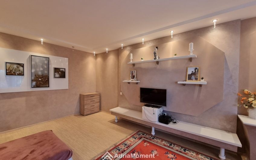 Luksuzna kuća za 3 stana – najbolja ponuda u Tivtu!