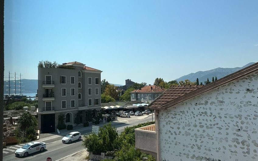 Moderan stan sa garažom pored Porto Montenegro