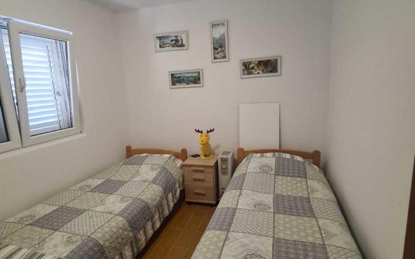 2-soban stan u Prčnju – sa ulicnom terasom 60 m2