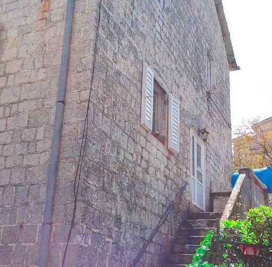 Kamena kuća u Boki Kotorskoj – 30 metara od mora