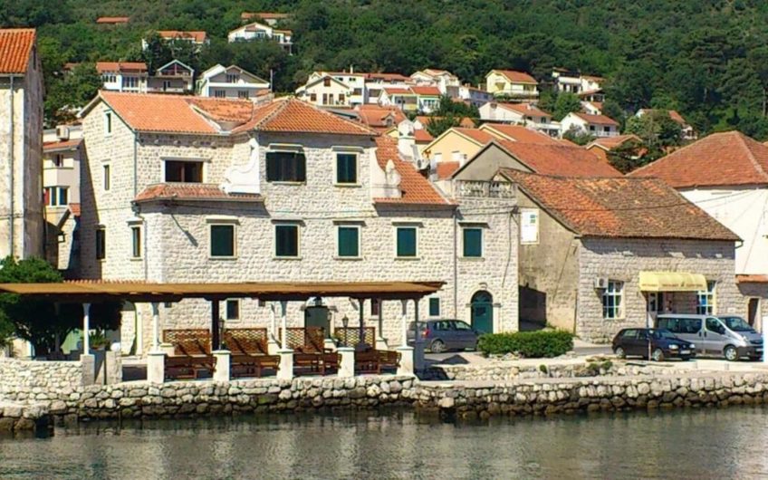 Kamena kuća sa restoranom na samoj obali mora