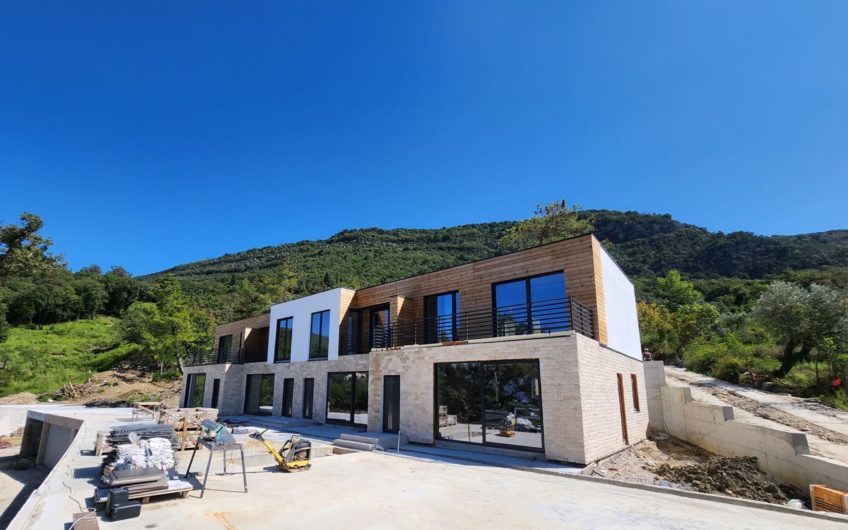 Prodaja novih gradskih kuća i vila u novom kompleksu u predgrađu Tivta