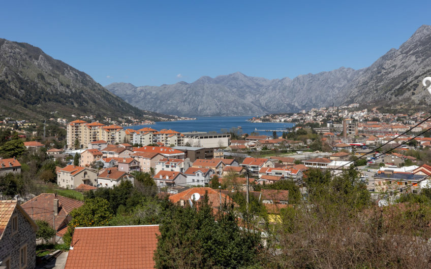 Prodaja kuce u Kotoru – sa pogledom na more i Stari grad