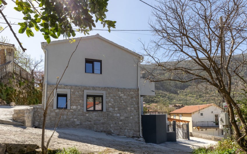 Prodaja kuce u Kotoru – sa pogledom na more i Stari grad