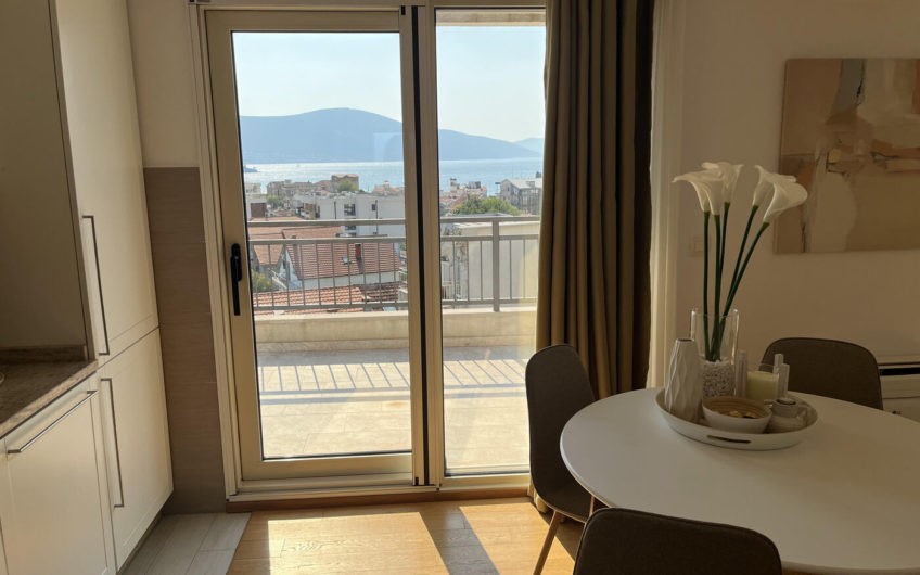 Penthouse 99 m2 plus terasa okolo citavog stana u Tivtu