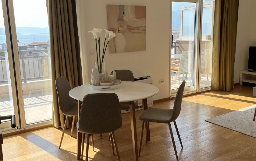 Penthouse 99 m2 plus terasa okolo citavog stana u Tivtu