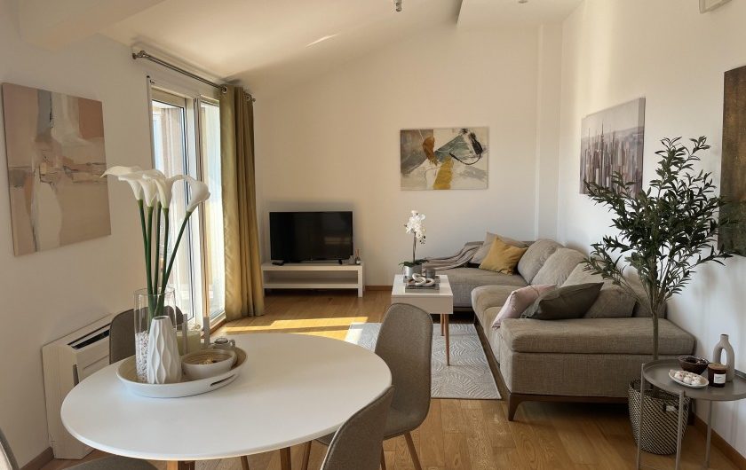 Penthouse 99 m2 plus terasa okolo citavog stana u Tivtu