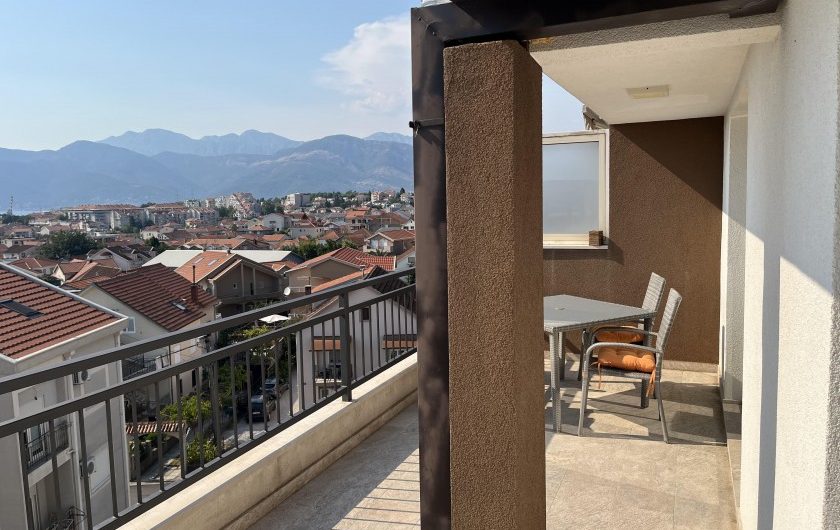 Penthouse 99 m2 plus terasa okolo citavog stana u Tivtu