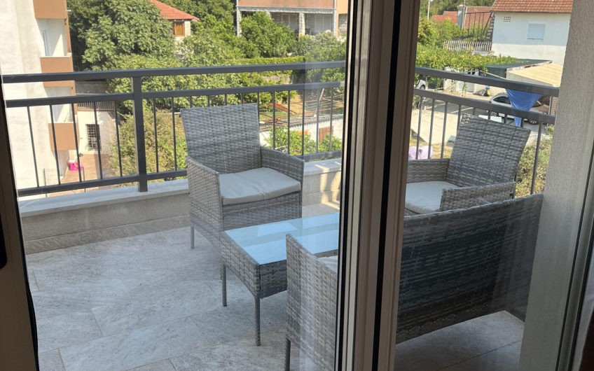 Penthouse 99 m2 plus terasa okolo citavog stana u Tivtu