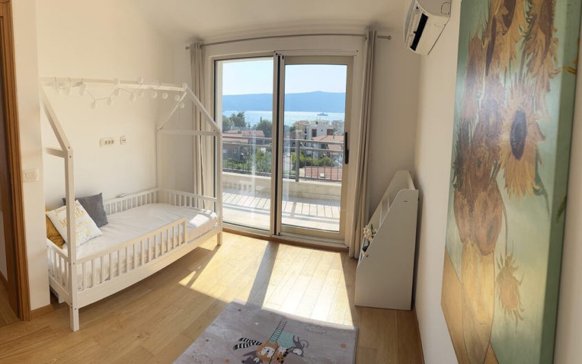 Penthouse 99 m2 plus terasa okolo citavog stana u Tivtu