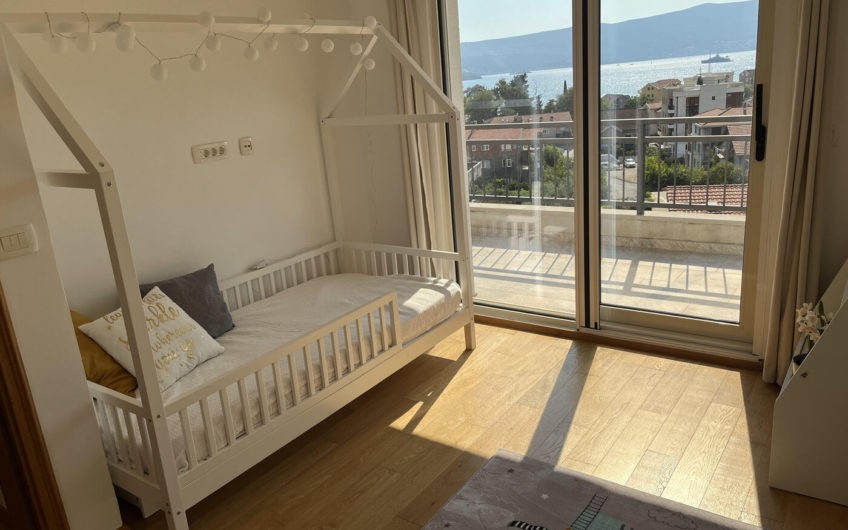 Penthouse 99 m2 plus terasa okolo citavog stana u Tivtu