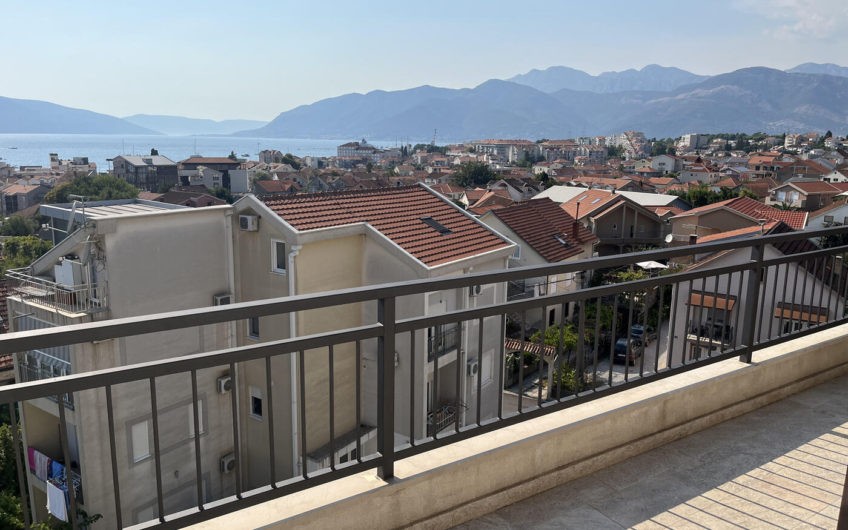 Penthouse 99 m2 plus terasa okolo citavog stana u Tivtu