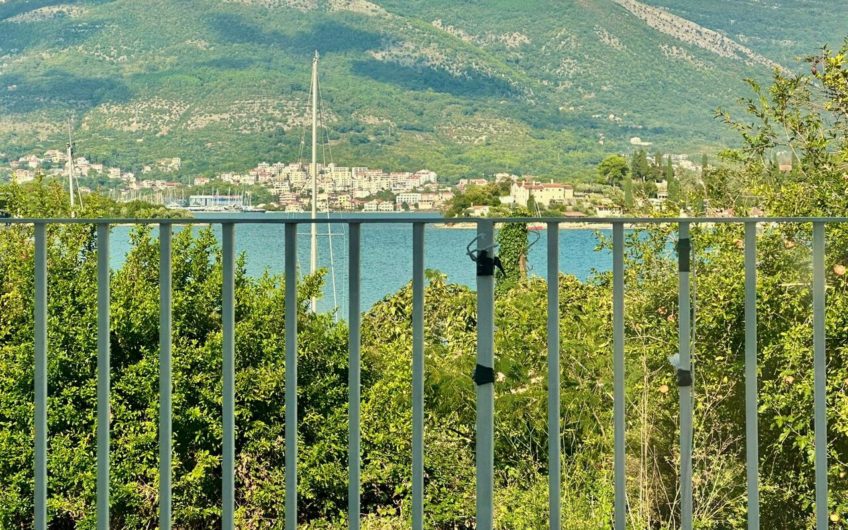 Luštica — Dvoetažni stan na prvoj liniji