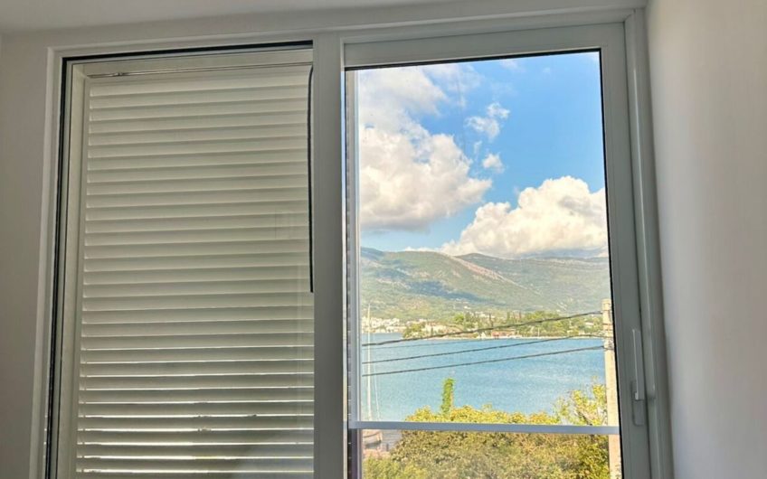 Luštica — Dvoetažni stan na prvoj liniji