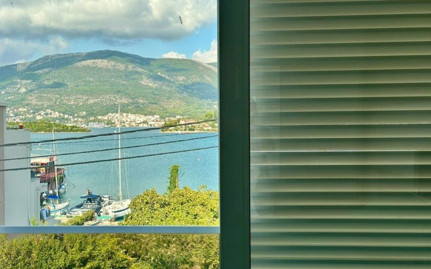 Luštica — Dvoetažni stan na prvoj liniji