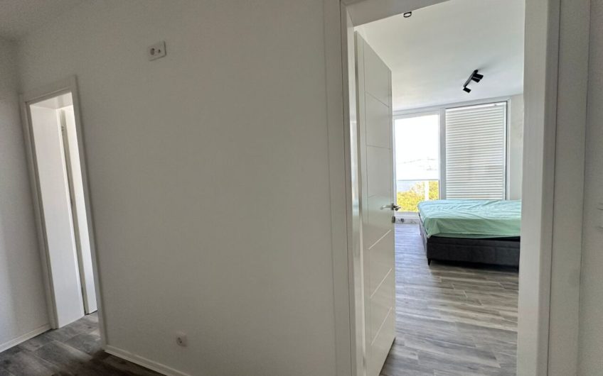 Luštica — Dvoetažni stan na prvoj liniji