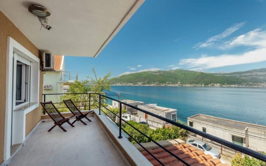 Kuća s bazenom na Luštici – 2. red od mora