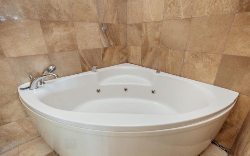 Kuća s bazenom na Luštici – 2. red od mora