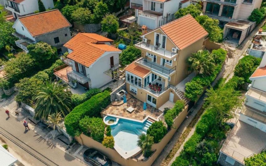 Kuća s bazenom na Luštici – 2. red od mora
