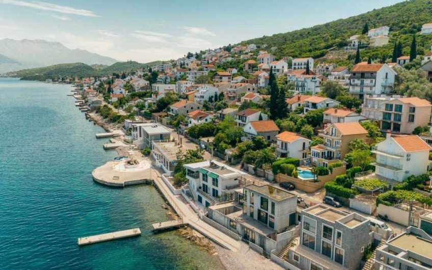 Kuća s bazenom na Luštici – 2. red od mora
