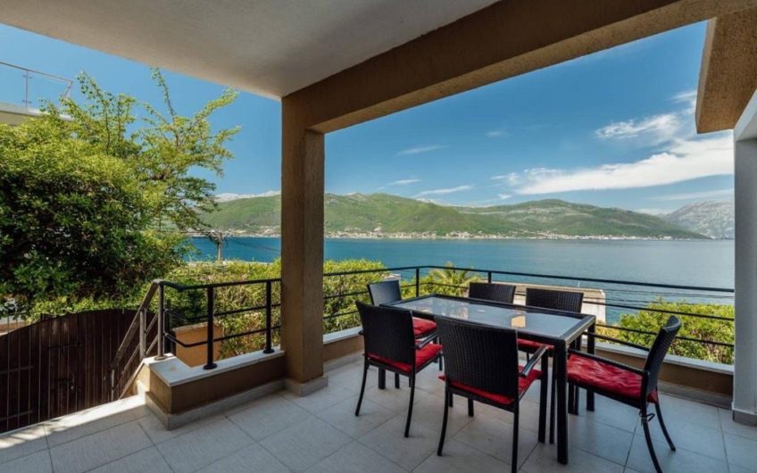 Kuća s bazenom na Luštici – 2. red od mora