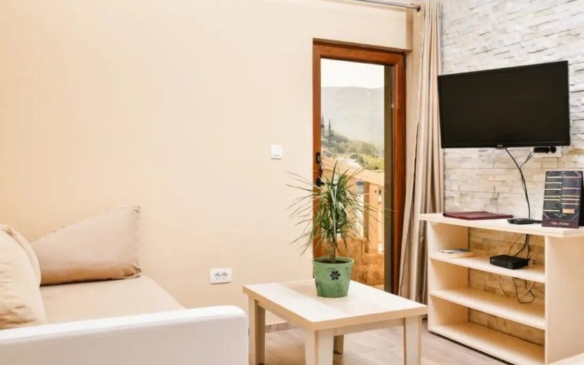 1. linija — Renovirana kamena kuća u Tivatskom zaljevu