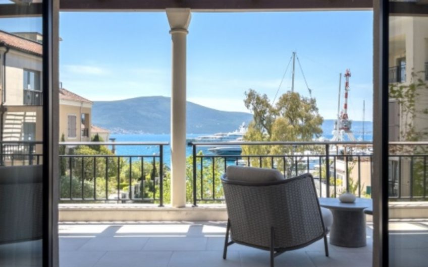 Novi trosoban penthouse s krovnim bazenom – Porto Montenegro