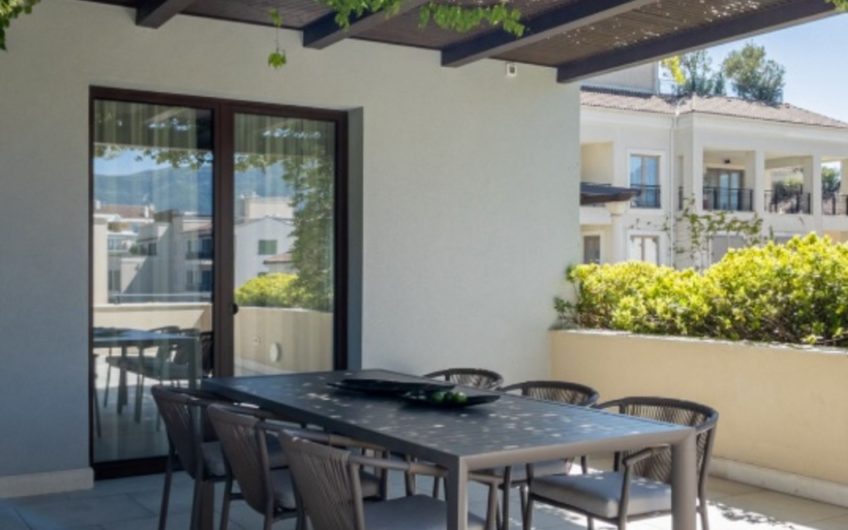 Novi trosoban penthouse s krovnim bazenom – Porto Montenegro