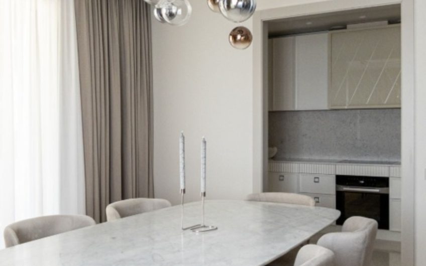 Novi trosoban penthouse s krovnim bazenom – Porto Montenegro