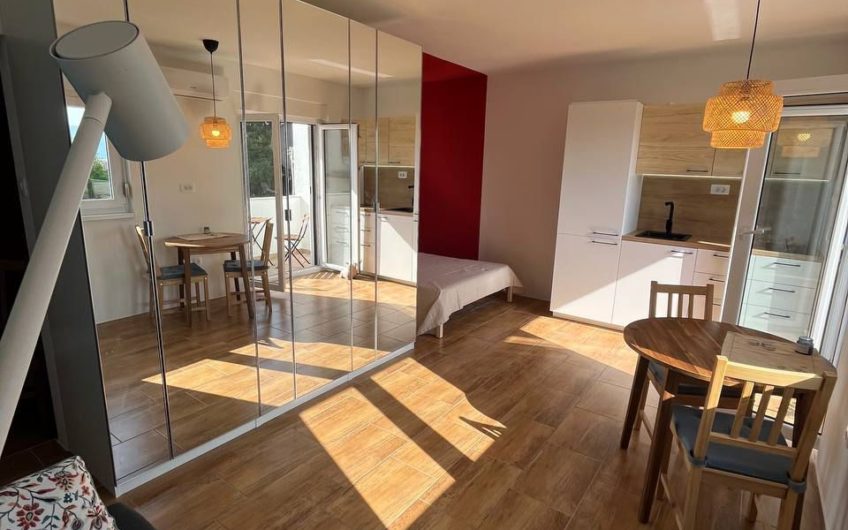 Prodaje se prostrani studio s parkomjestom – blizu centra Tivta