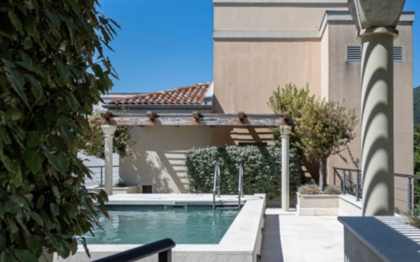 Novi trosoban penthouse s krovnim bazenom – Porto Montenegro