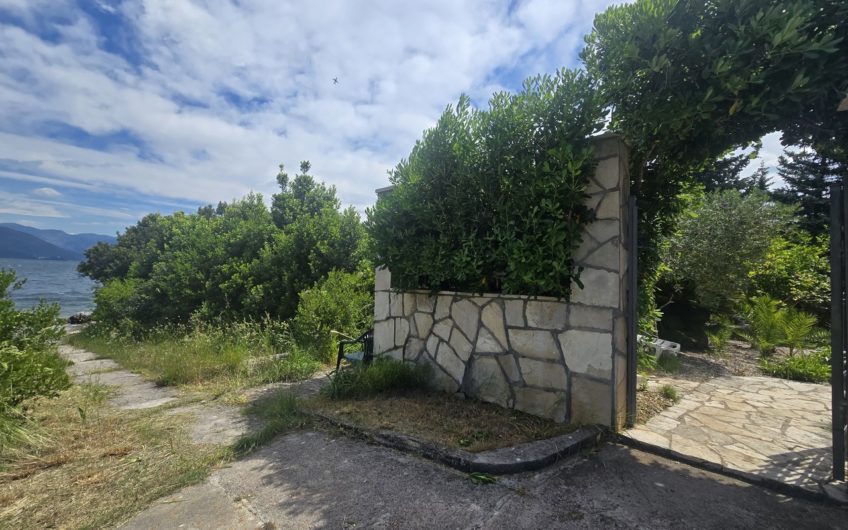 Kuća uz more u Luštici – odmah na plaži