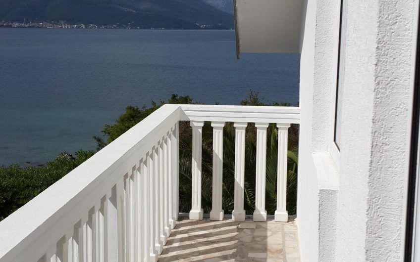 Kuća uz more u Luštici – odmah na plaži