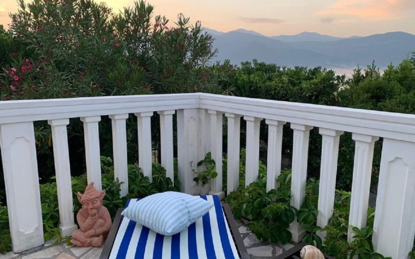 Kuća uz more u Luštici – odmah na plaži