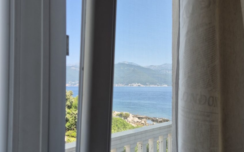 Kuća uz more u Luštici – odmah na plaži