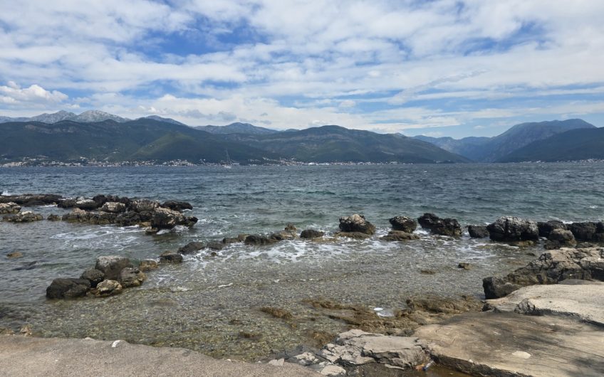 Kuća uz more u Luštici – odmah na plaži