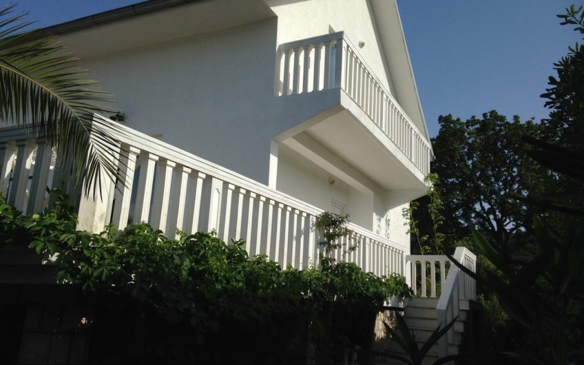 Kuća uz more u Luštici – odmah na plaži