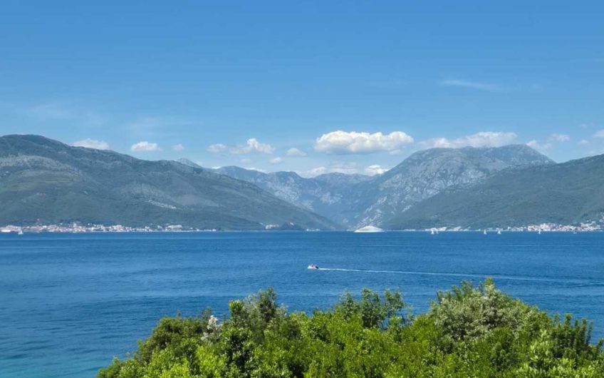 Kuća uz more u Luštici – odmah na plaži