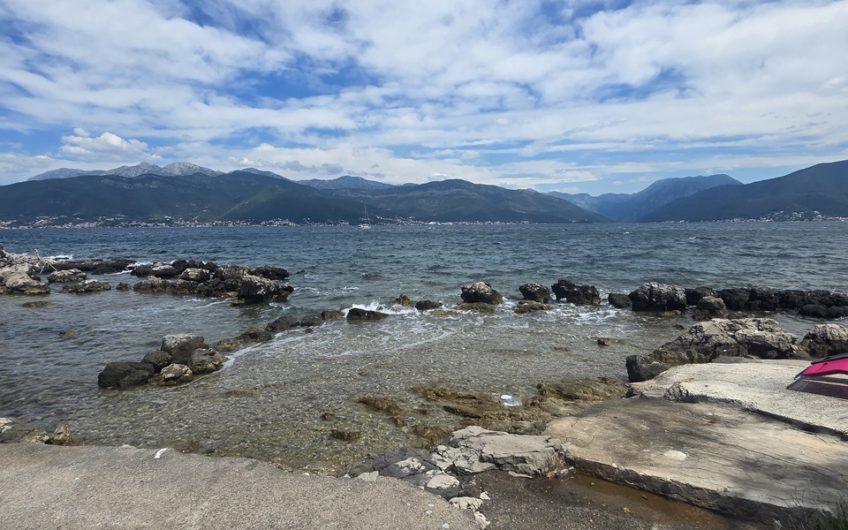 Kuća uz more u Luštici – odmah na plaži