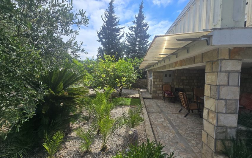 Kuća uz more u Luštici – odmah na plaži