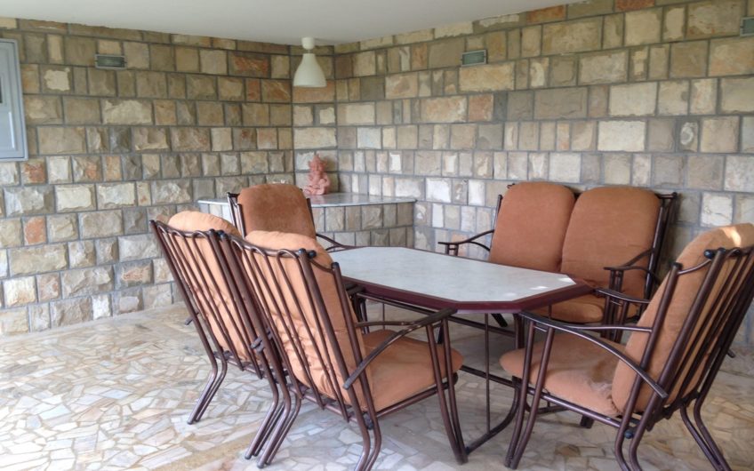 Kuća uz more u Luštici – odmah na plaži