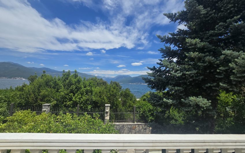 Kuća uz more u Luštici – odmah na plaži