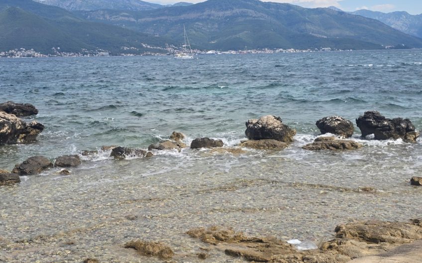 Kuća uz more u Luštici – odmah na plaži
