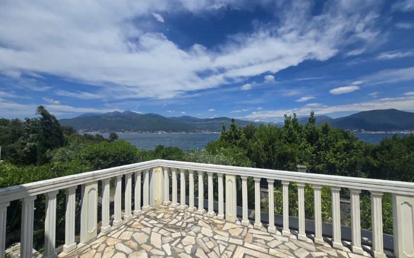 Kuća uz more u Luštici – odmah na plaži