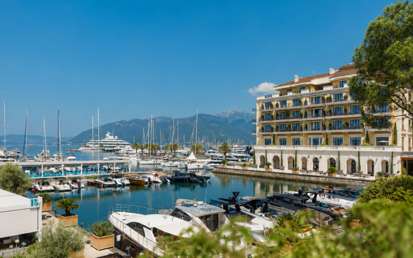 Ekskluzivan apartman sa 3 spavaće sobe i izlazom na bazen u Porto Montenegro