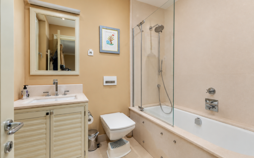 Ekskluzivan apartman sa 3 spavaće sobe i izlazom na bazen u Porto Montenegro