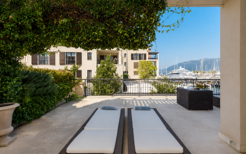 Ekskluzivan apartman sa 3 spavaće sobe i izlazom na bazen u Porto Montenegro